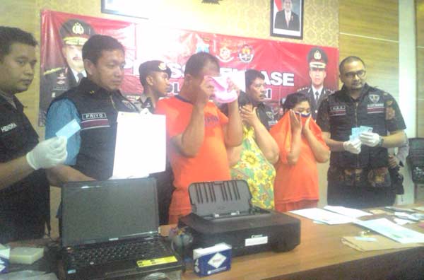 Para tersangka berikut barang bukti saat diamankan di Mapolres Kediri. foto: dendi martoni/BANGSAONLINE
