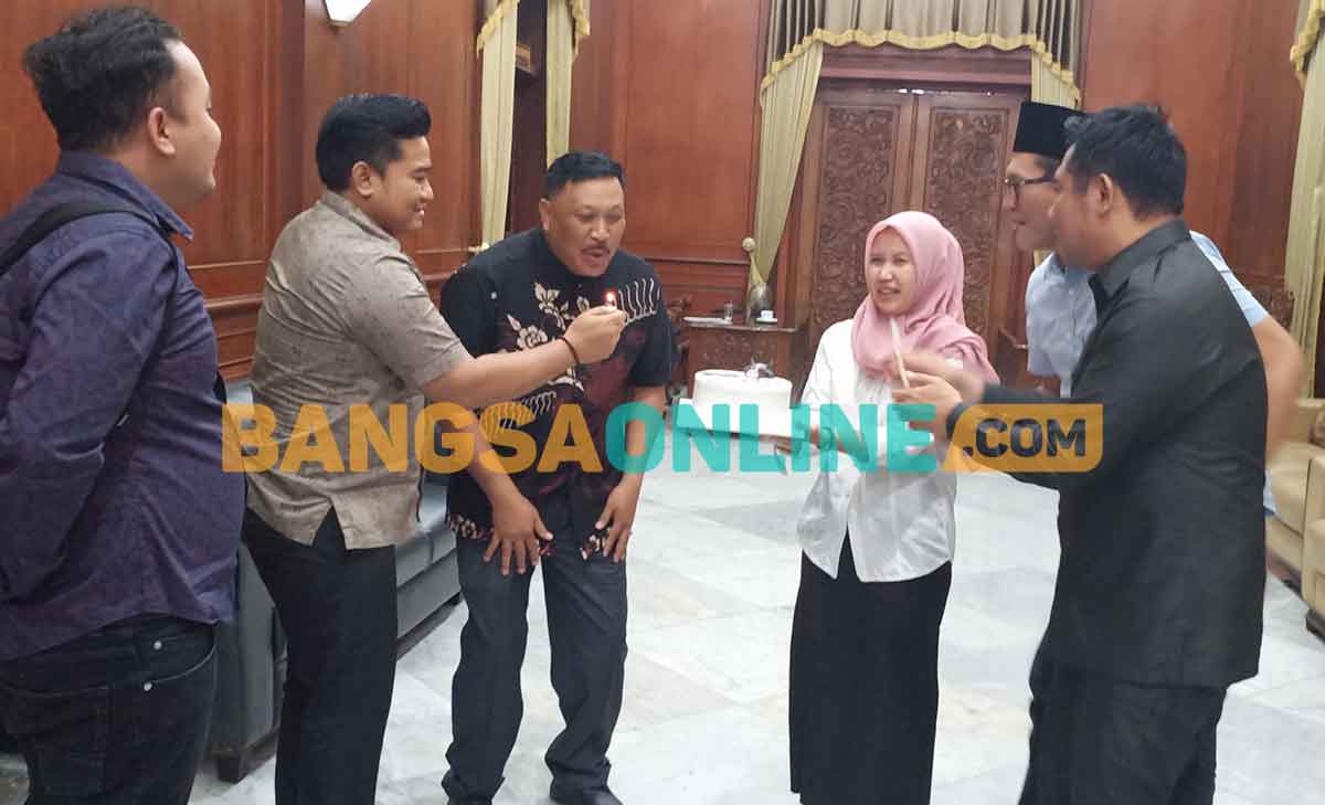 Pimpinan DPRD Gresik beserta anggota saat memberi kejutan kepada Mujid Riduan di ulang tahun yang ke-52 tahun. Foto: SYUHUD/BANGSAONLINE