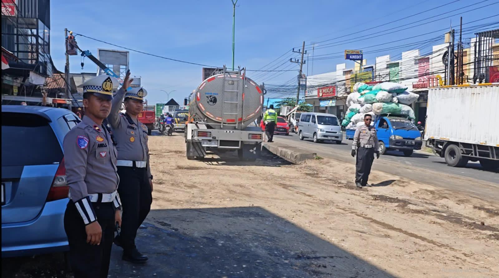 Kasat lantas Polres Pasuruan AKP. Derie Fradesca didampingi Kanit Turjawali saat mengatur lalin di sejumlah titik 