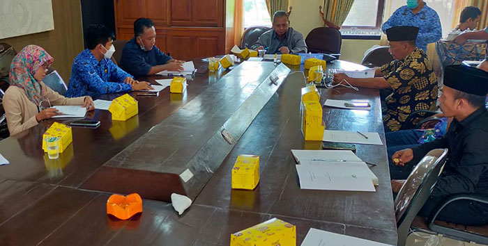 Dirut PDAU Nganjuk, Jaya Nur Edi, saat memenuhi undangan Rapat Kerja dengan Komisi II DPRD Nganjuk. Foto: BAMBANG DWI JULIANTO/BANGSAONLINE