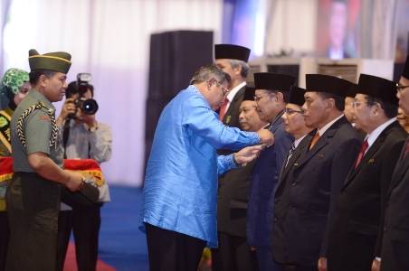 Presiden SBY menyematkan pin Satya Lancana Pembangunan kepada Sekda Prov Jatim pada acara puncak peringatan hari Koperasi Nasional ke 67 di Lap Benteng Medan Sumut. foto:humas 