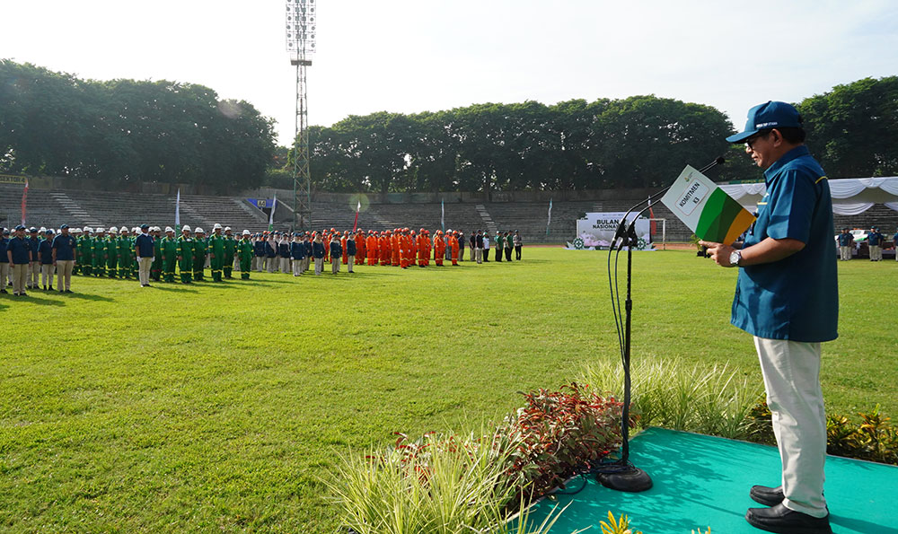 Dirut PG Dwi Satriyo Annurogo (kanan) memimpin Upacara Peringatan Bulan K3 Nasional 2024 di Stadion Petrokimia Gresik.