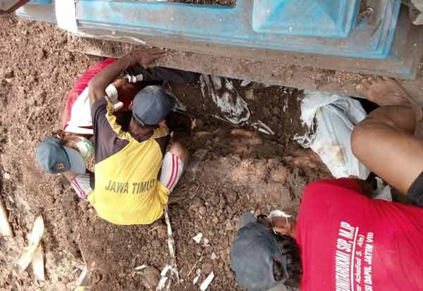 Mayat Mr X yang telah dimakamkan, dibongkar kembali karena diminta keluarga. foto: soewandito/BANGSAONLINE