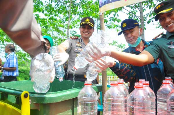 Pemusnahan miras. foto: eky nurhadi/ bangsaonline