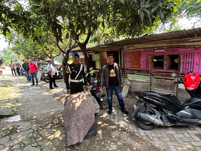 Personel gabungan dari Polsek Kebomas dan Kodim 0817 Gresik saat mendatangi kandang ayam di Jalan RA Kartini, Gresik. Foto: Ist.

