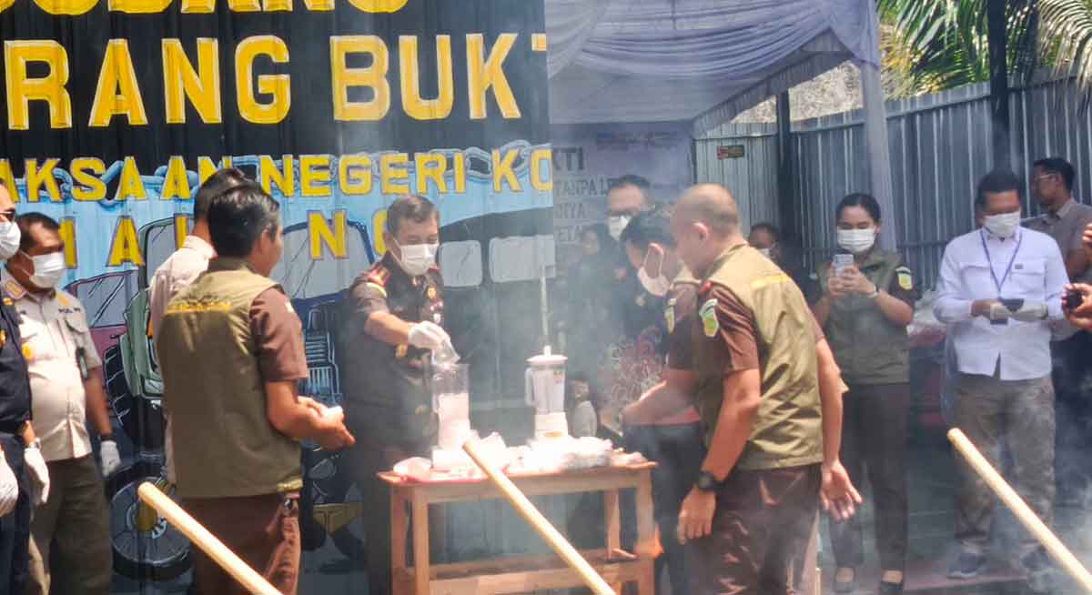 Pemusnahan barang bukti mulai dari narkotika hingga rokok ilegal yang dilakukan Kejari Kota Malang.
