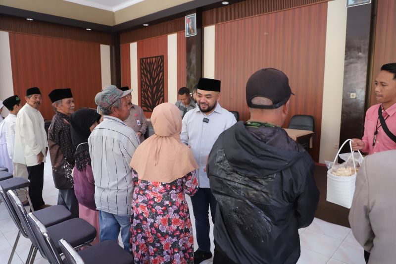 Wali Kota Batu, Heli Suyanto saat menyerahkan santunan anak yatim, dhuafa dan insentif tamir se-Kecamatan Junrejo