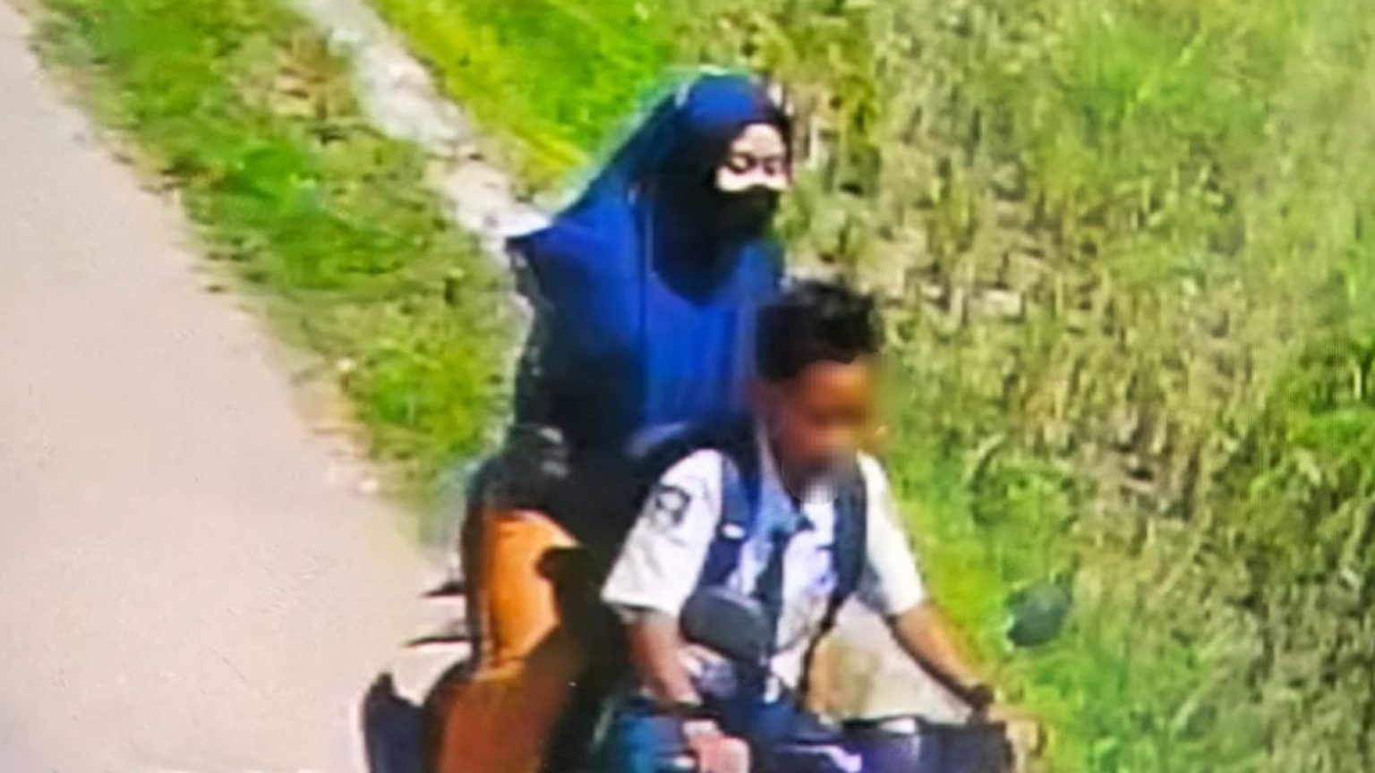 Tangkapan layar video memperlihatkan korban saat membonceng pelaku