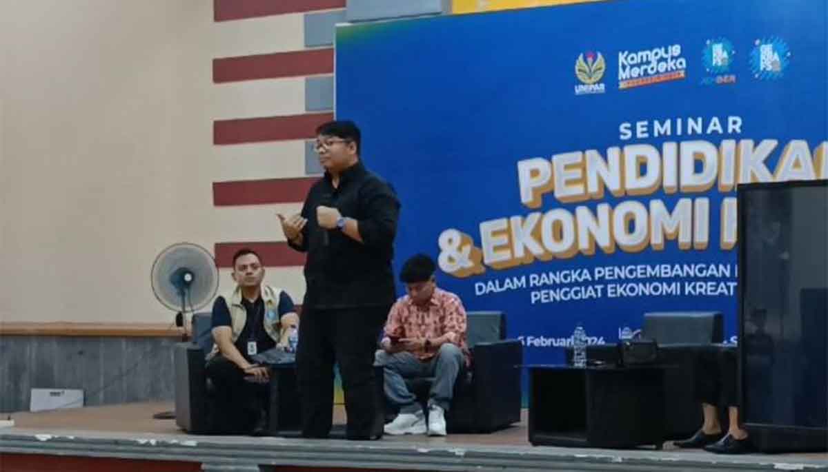 Staf khusus Presiden RI, Billy Mambrasar, saat memaparkan materi di Jember.