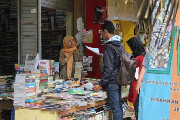 mahasiswa mencari buku di kamoeng ilmu, untuk kebutuhan kuliah. foto: luckman hakim/BANGSAONLINE