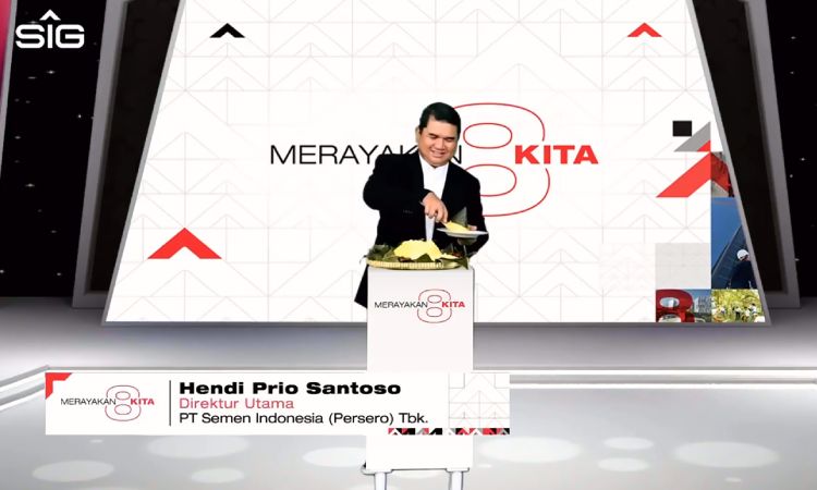 Direktur Utama SIG Hendi Prio Santoso melakukan pemotongan tumpeng pada Perayaan HUT ke-8 SIG yang dilakukan secara virtual. (foto: ist)