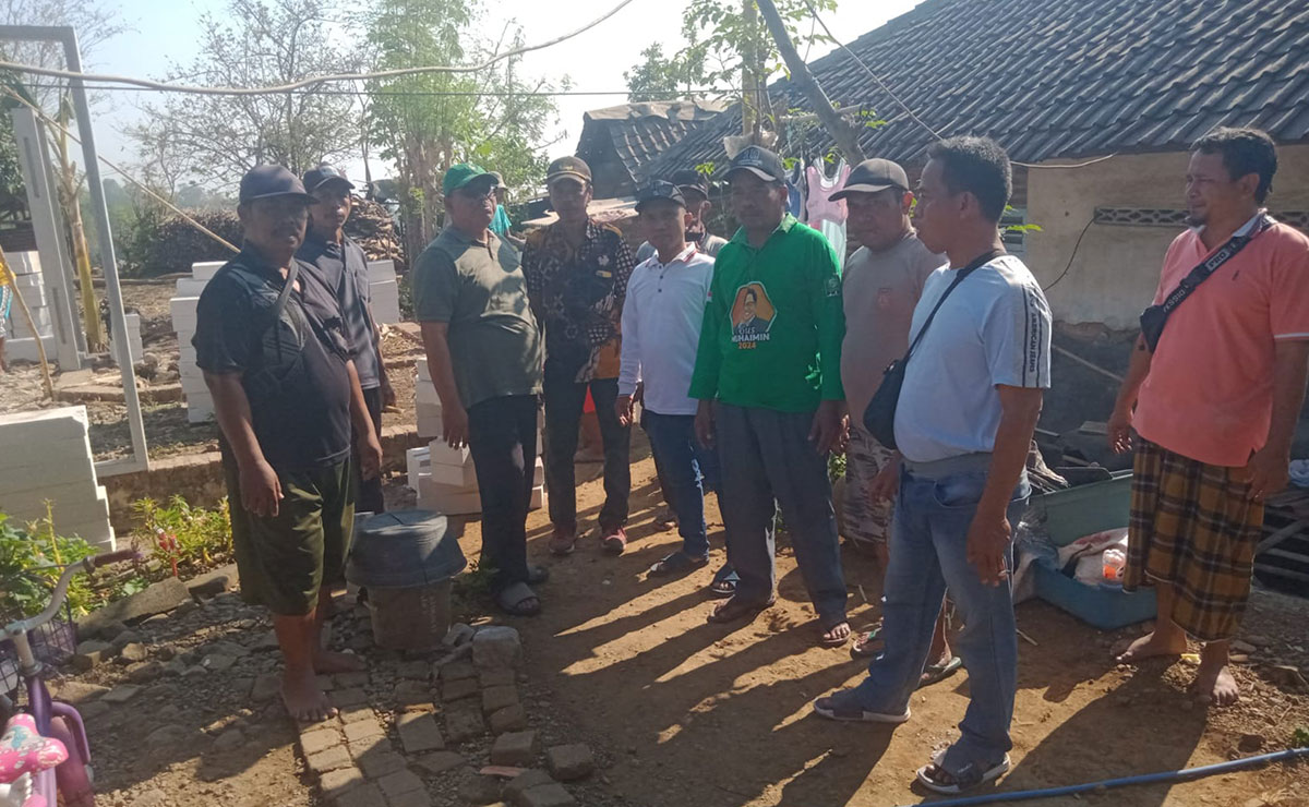 Warga Dusun Jurangpelen I Kerja Bakti Bantu Bedah Rumah