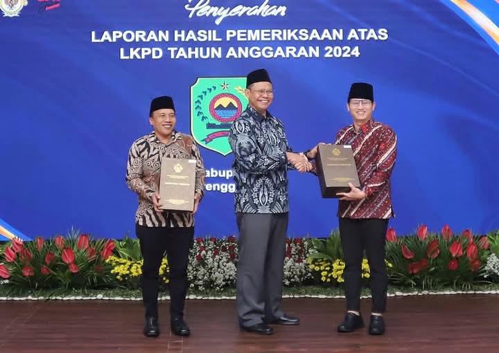 Bupati Trenggalek Moch.Nur Arifin (kanan)dan Ketua DPRD Trenggalek Doding Rachmadi (kiri)