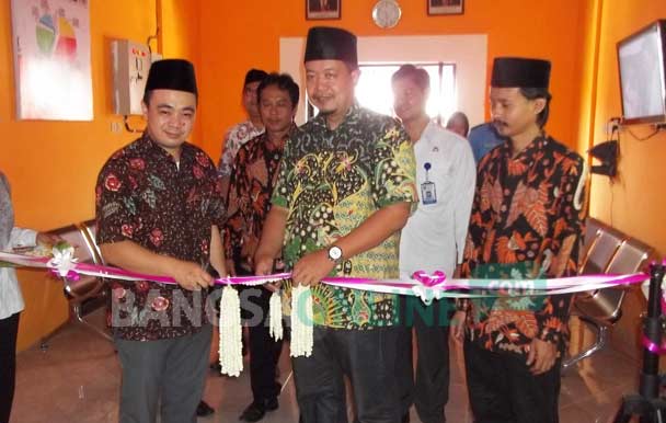 Komisioner KPU Prov Jatim didamping Ketua KPUD Nganjuk saat meresmikan RPP Kendhalisada dengan potong pita. foto: BAMBANG DJ/ BANGSAONLINE