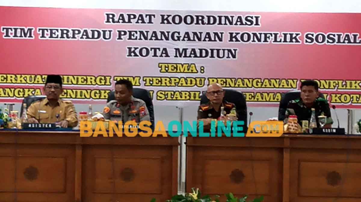 Rakor Tim Terpadu Penanganan Konflik Sosial yang dipandu oleh Asisten I Kota Madiun. Foto: HENDRO SUHARTONO/BANGSAONLINE
