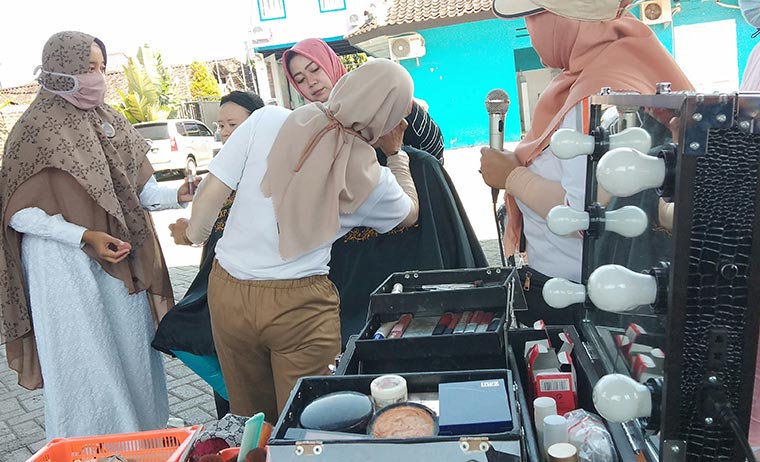 Cawabup Lisdyarita saat gelar lomba merias di halaman belakang Ecco Kichen pada Sabtu (14/11/2020). foto: ist