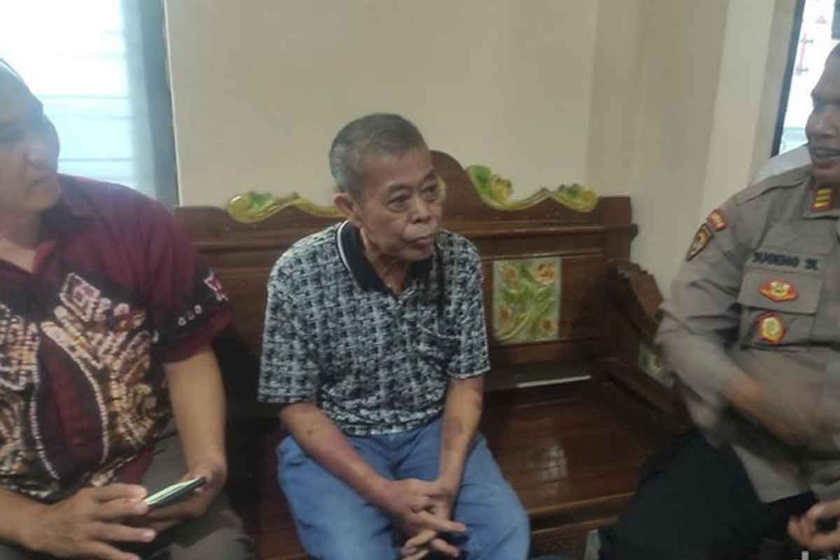 Kusnadi, Eks Ketua DPRD saat mendatangi Polsek Balongbendo, Sidoarjo.
