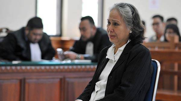 SEUMUR HIDUP: Terdakwa kasus pembunuhan Angeline, Margriet Christina Megawe saat mendengarkan tuntutan jaksa dalam sidang di Pengadilan Negeri Denpasar, Kamis (4/2). foto: ANTARA