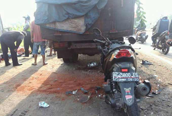 Motor dan truk yang alami tabrakan. 