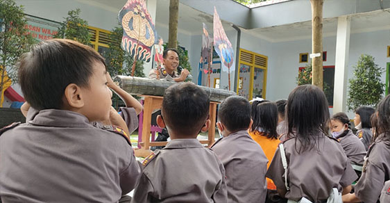 Antisipasi Isu Penculikan Anak, Kapolsek Pare Mendalang di Hadapan Murid TK