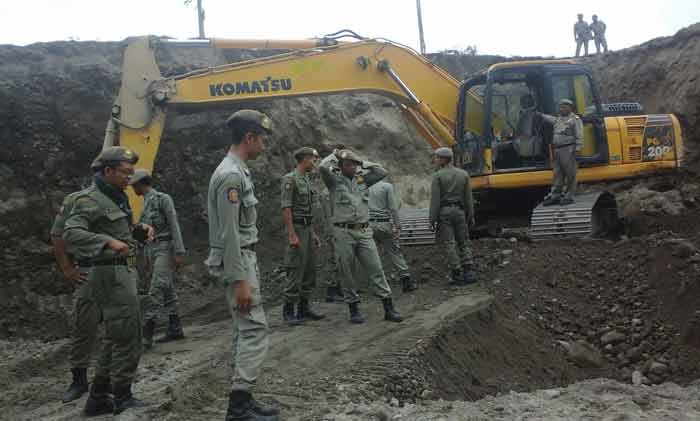 Petugas satpol pp saat mendatangi lokasi galian penambang pasir ilegal. (foto: dendi martoni/BANGSAONLINE)