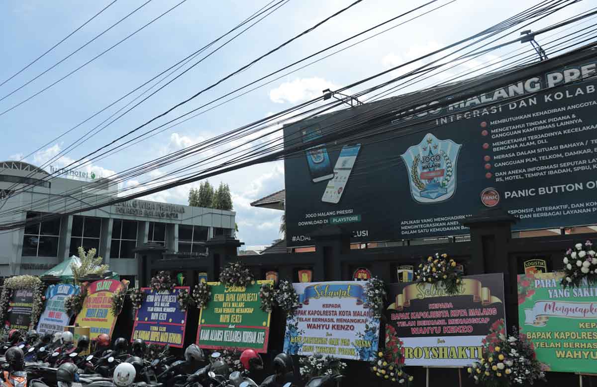 Karangan bunga di Polresta Malang Kota.