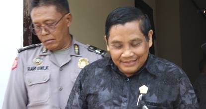 Ketua DPC Partai  Gerindra Sidoarjo, H. Rifai usai menjalani pemeriksaan. (Khumaidi/BangsaOnline.com)