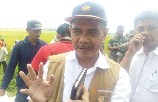 Kepala Bulog Sub Divre III Bojonegoro, Efdal Marlius, dianggap petani tak tepati janji. foto: eky nurhadi/ BANGSAONLINE