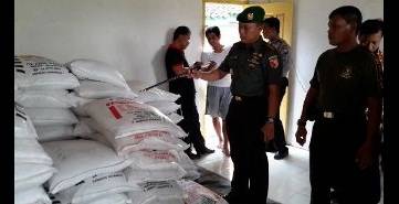 GEREBEK. Sejumlah anggota Kodim 0813 Bojonegoro menggerebek sebuah toko pupuk di Temayang. Dandim Bojonegoro, Letkol Kav Donova Pri Pamungkas tampak menunjukan barang bukti pupuk palsu. Foto: Eky Nurhadi/BANGSAONLINE