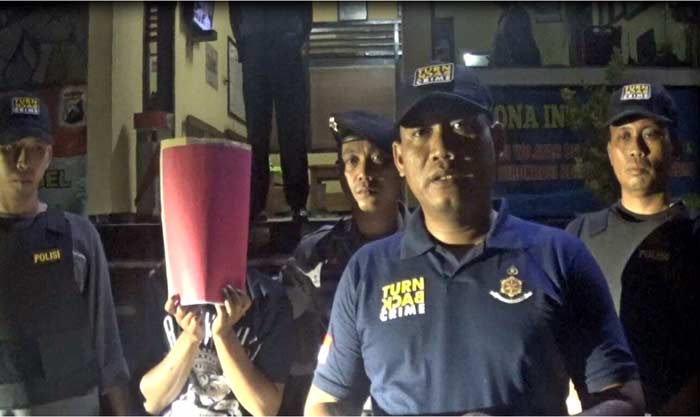 Kapolsek Rengel, AKP Musa Bahctiar saat menggelandang pelaku AT (19) di Mapolsek Rengel, Tuban. foto: suwandi/ BANGSAONLINE