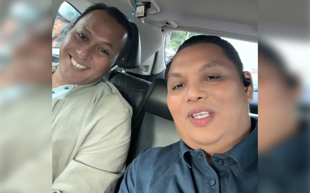 Wakil Bupati Pamekasan Sukriyanto bersama Anggota DPRD Kabupaten Pamekasan Ismail dalam satu mobil.  