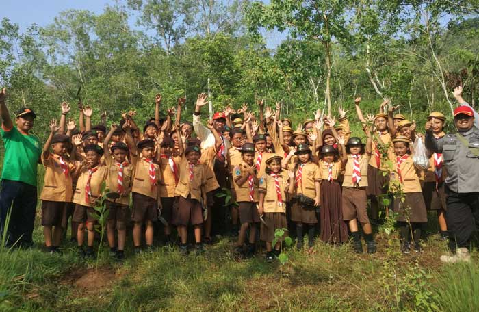 Siswa SDN 1 Surodakan foto bersama usai tanam pohon di kawasan Huko Trenggalek. foto: HERMAN/ BANGSAONLINE
