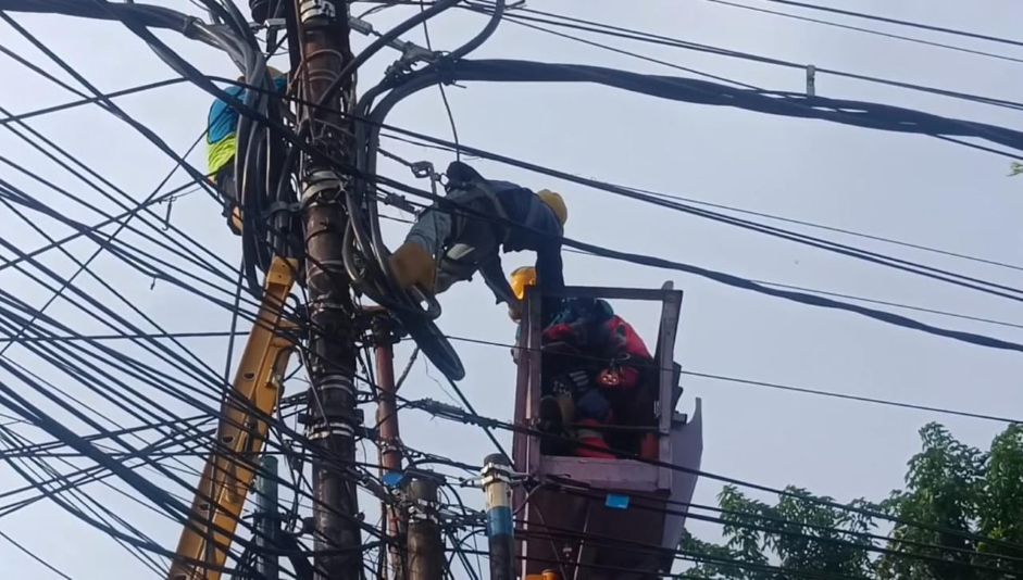 Proses evakuasi Agus, teknisi PLN yang tersengat listrik tegangan tinggi di jalan Sumatera