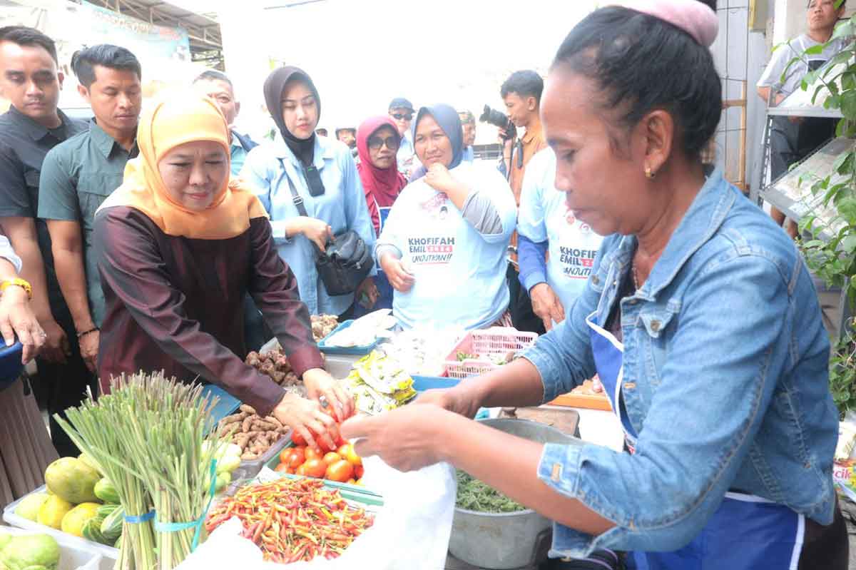 Kampanye Tinggal Dua Pekan, Khofifah Ingatkan Warga Pasar Babaan dan Kalianak Nyoblos Nomor 2