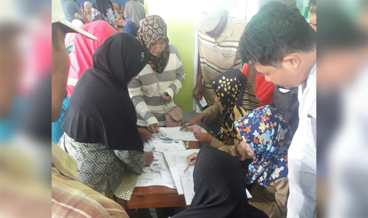 Ratusan warga saat membayar Pendaftaran Tanah Sistematis Lengkap (PTSL) atau Prona di balai Desa Babakan Kecamatan Padang. Mereka mengeluh dipungut hingga jutaan rupiah.