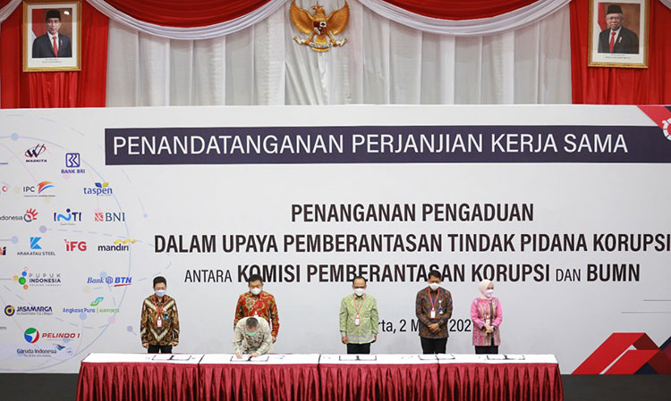 Penandatanganan PKS dilakukan oleh Direktur Utama PT Jasa Marga (Persero) Tbk Subakti Syukur dengan Deputi Bidang Informasi dan Data KPK Mochamad Hadiyana, Selasa (2/3/2021). (foto: ist)