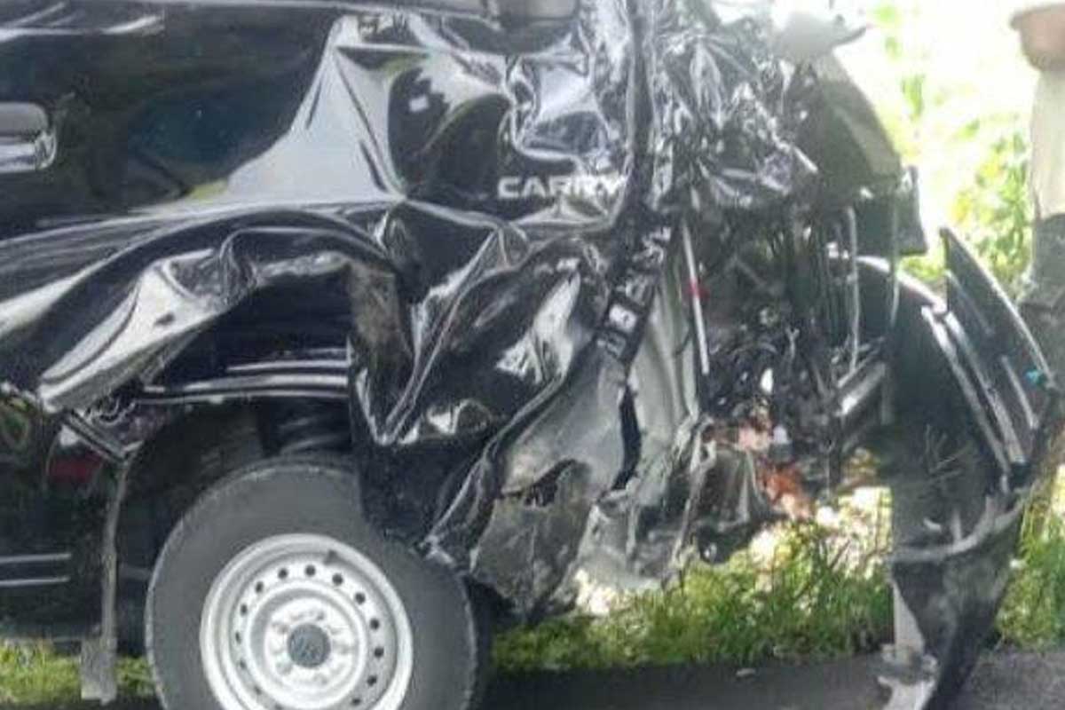 Mobil pikap Suzuki Carry ringsek usai adu banteng dengan motor Honda CRF, dalam kejadian tersebut pengendara motor meninggal dunia, Selasa (27/2/2024).
