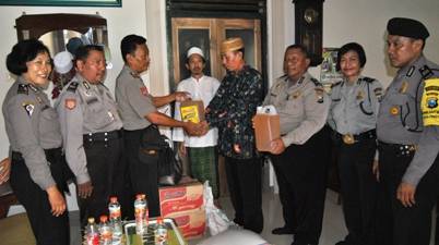 Kapolsek Jabon, AKP M.Mukari serahkan bantuan Polres Sidoarjo pada Ponpes Darul Huda, Desa Jemirahan, Jabon. foto: Agus HP/BangsaOnline.com