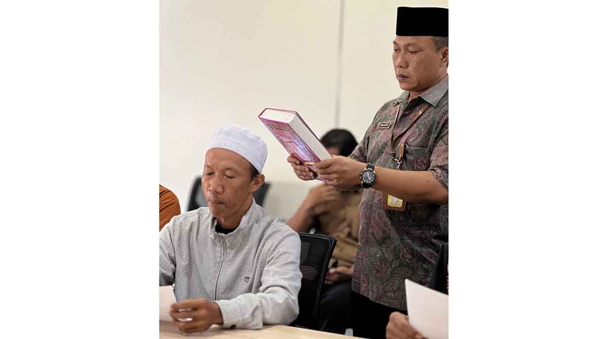 Petugas dari Kantah Kabupaten Pasuruan saat mengambil sumpah sertifikat tanah pengganti.