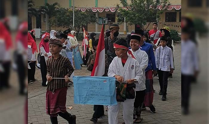 Siswa MI Bahrul Ulum Sidoarjo saat mengikuti giat jalan sehat.