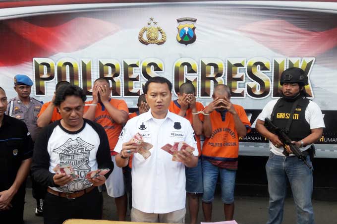 Kasatreskrim AKP Adam Purbantoro saat mengekspos para tersangka pencurian besi. foto: SYUHUD/ BANGSAONLINE