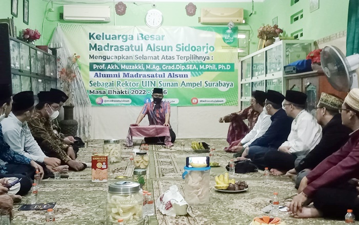 SAMBUTAN: Prof Akhmad Muzakki menghadiri silaturahmi santri dan alumni Madrasatul Alsun, Sabtu (18/6/2022). foto: ist.