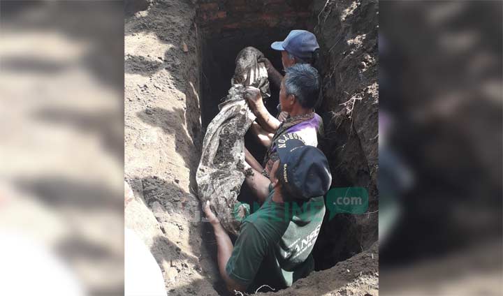 Proses pemindahan makam Kiai Anwar Sudibyo.