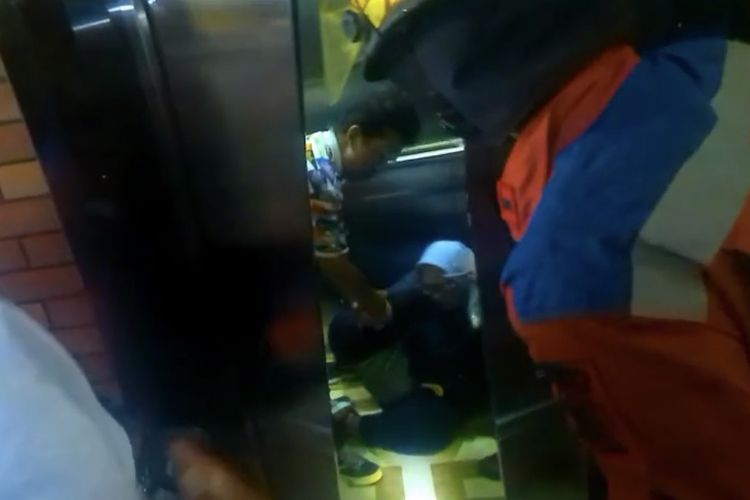 Detik-detik evakuasi korban terjebak di lift rumah makan Surabaya