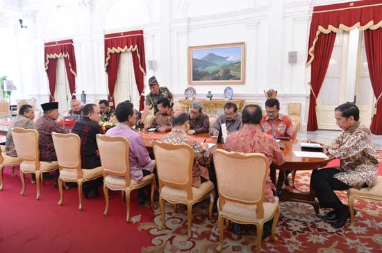 Gubernur Soekarwo dan 8 gubernur provinsi lain serta 2 pengurus pusat APPSI saat menghadap Presiden Jokowi membahas percepatan ekonomi daerah di Istana Merdeka. (foto: hms)