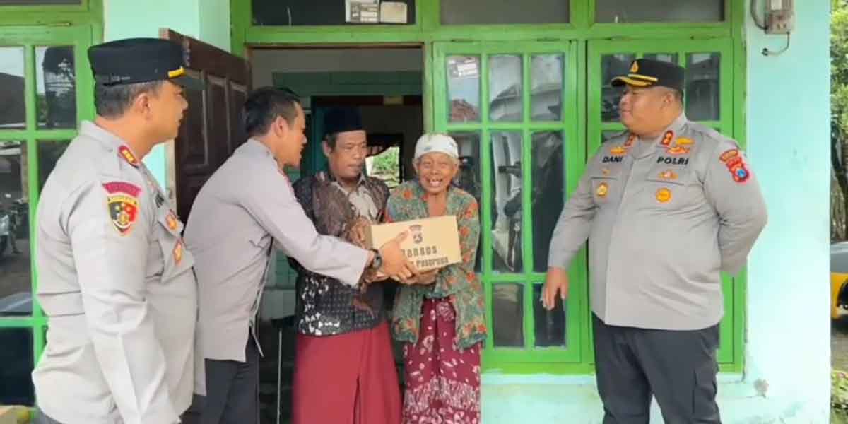 Kapolres Pasuruan saat berkunjung ke warga terdampak badai di Dusun Krajan, Desa Kepuh, Kecamatan Kejayan.