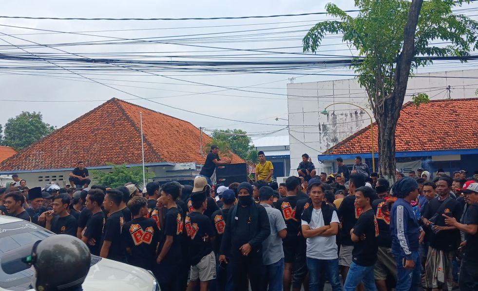 Massa dari buruh pabrik rokok dan petani tembakau saat menggelar aksi di depan kantor Bakesbangpol Kabupaten Pamekasan