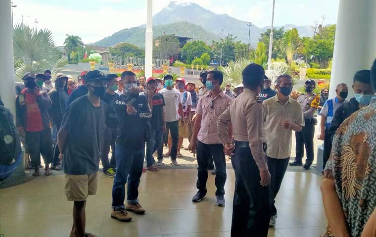 Warga pro pembangunan Kolam Renang Njombok saat mendatangi Balai Kota Among Tani.