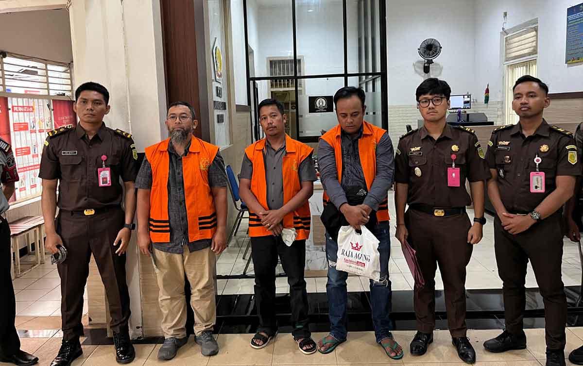 Para tersangka saat akan ditahan di Lapas Kediri. Foto: Ist