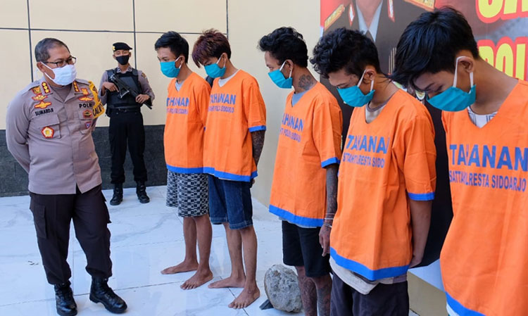 7 dari 8 pelaku begal saat dipamerkan di Mapolresta Sidoarjo.